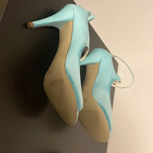 I am selling blue Rockport heels. They are size 6.5, only worn once. Not for me. - Picture 3 of 4